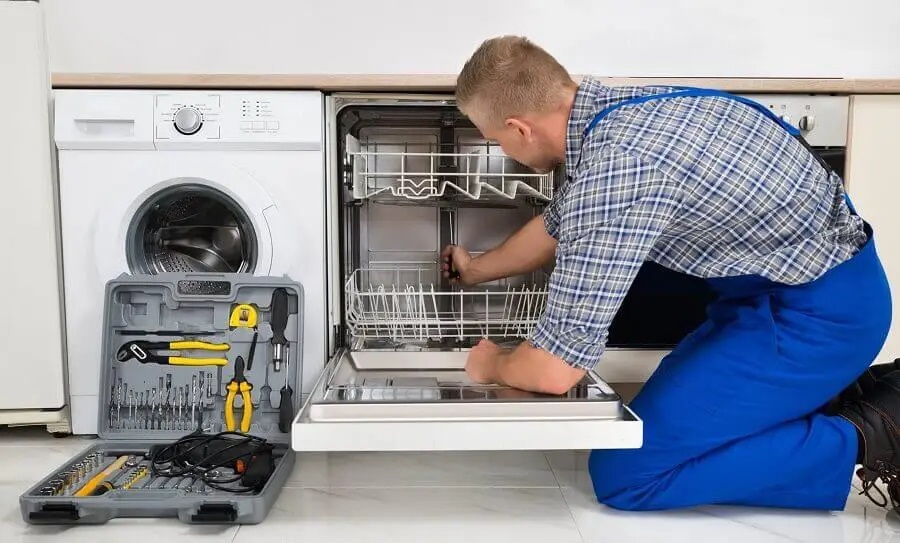 Torbalı Simfer servisi teknisyen ekibi beyaz eşya tamiri yaparken